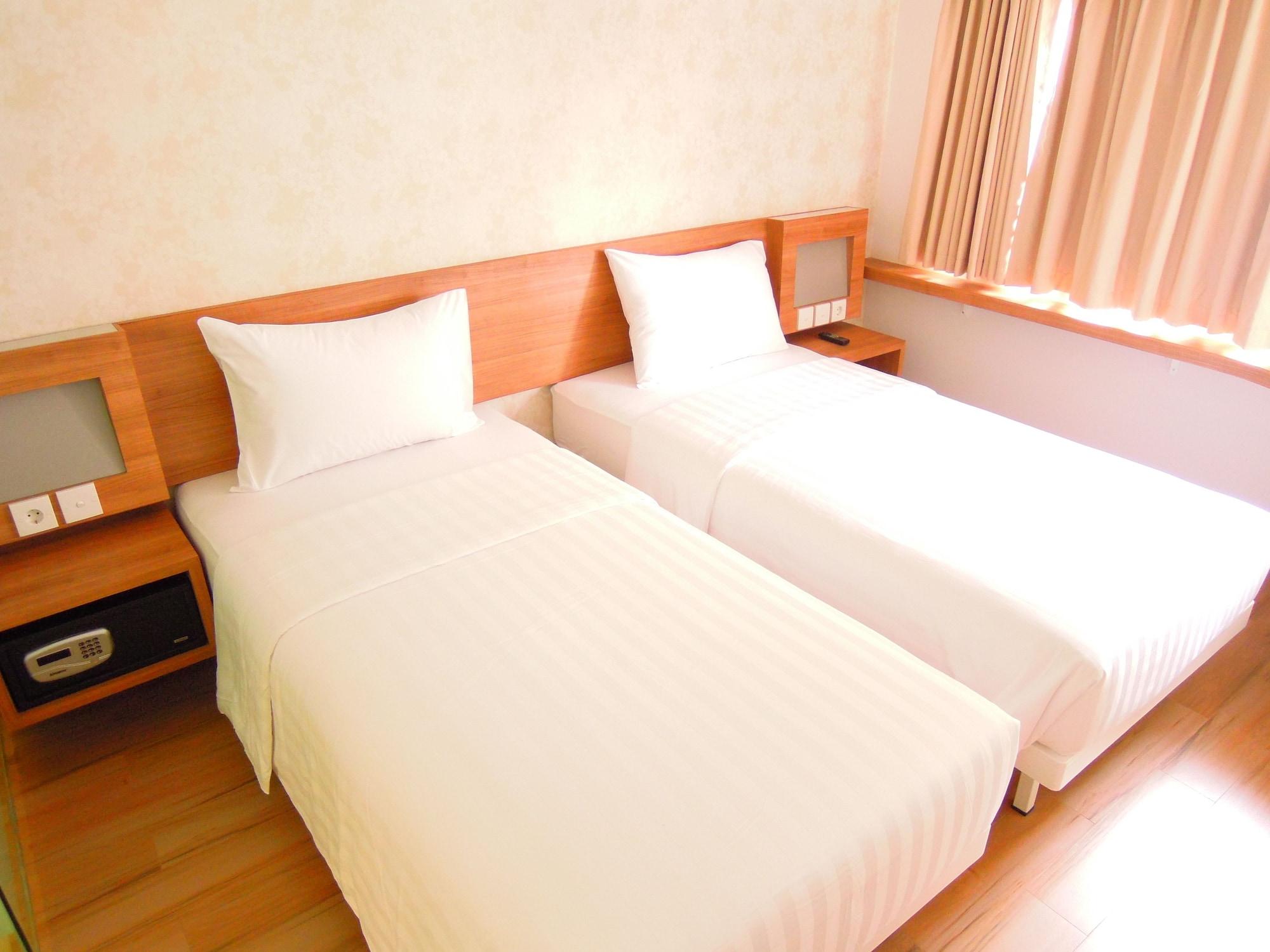 Whiz Hotel Cikini Yakarta Exterior foto