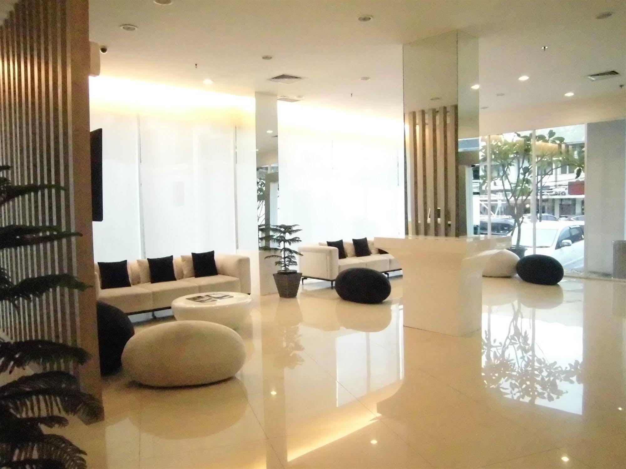 Whiz Hotel Cikini Yakarta Exterior foto